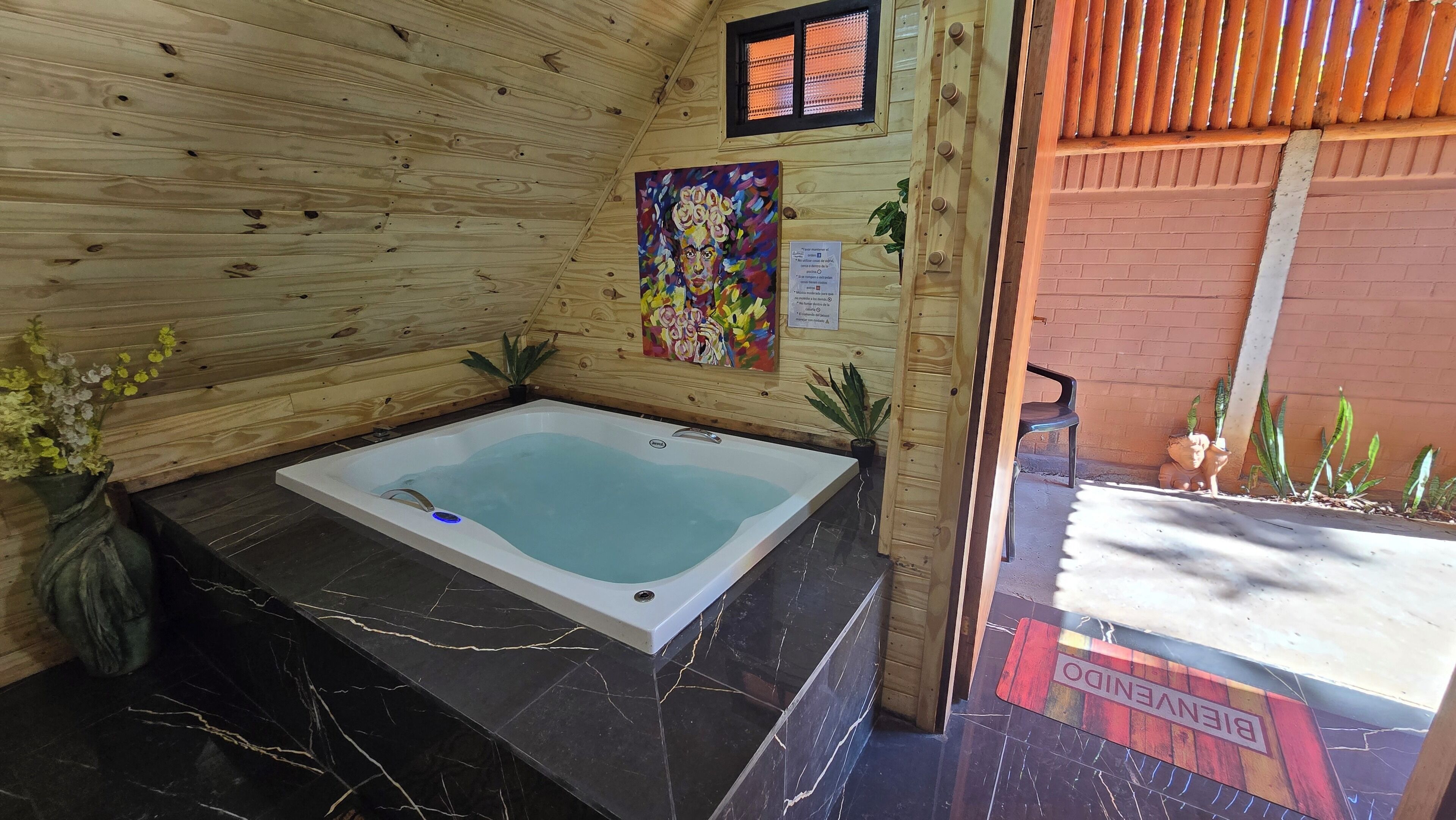 Cabaña de luna de miel, patio | Tina de hidromasaje privada