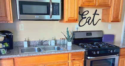 Vibrant Studio, WiFi, Free Park- Walk to UNO, 2mi to city park, 4mi FrenchMarket