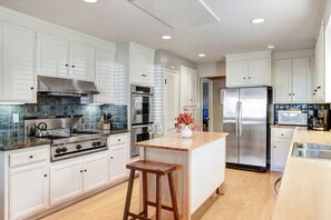 Fridge, microwave, oven, stovetop - Sivas Cottage Downtown Sonoma (Sonoma)