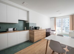 Kjøleskap, mikrobølgeovn, kokeplater og oppvaskmaskin