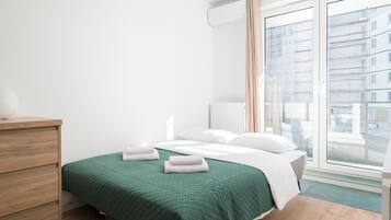 Tabla de planchar con plancha, wifi, ropa de cama