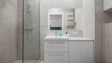 Douche, sèche-cheveux, serviettes fournies, savon