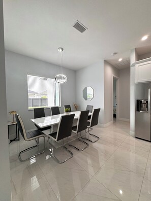 Dining - 4BR/5BD Luxury Heated Pool Home, Billiard Room, BBQ, Firepit, Top Location! (Cape Coral)