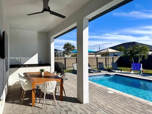 Utendørsbasseng og et oppvarmet basseng