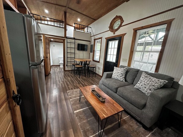 Living area - Stay Small at Lake Waccamaw (Lake Waccamaw)