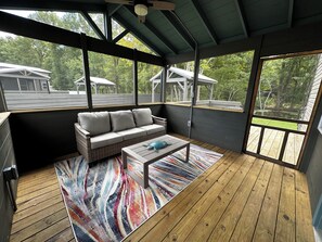 Living area - Stay Small at Lake Waccamaw (Lake Waccamaw)