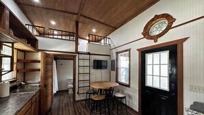 Une cuisine spacieuse avec des meubles de rangement en bois, une cuisinière encastrée et un évier.
