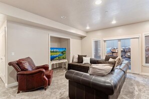 Smart-tv, een open haard en tafelvoetbal