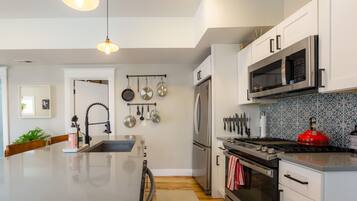 Réfrigérateur, micro-ondes, four, plaque de cuisson