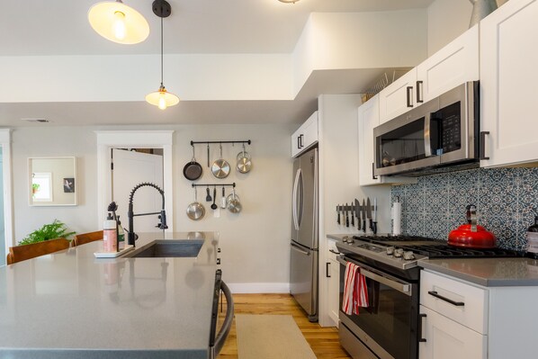 Een koelkast, een microgolfoven, een oven, een kookplaat