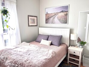 2 slaapkamers, een bureau, een strijkplank/strijkijzer, gratis wifi