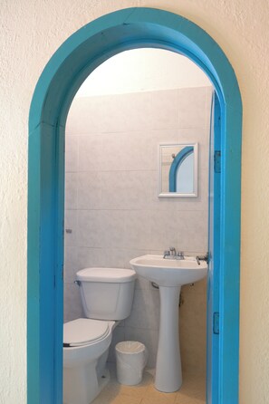 Shower, towels, toilet paper - Hidden Port Kalhotel (Puerto Escondido)