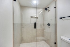 SĂšche-cheveux, serviettes fournies, savon, shampoing