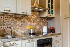 電子レンジ、オーブン、コンロ、コーヒー / ティーメーカー