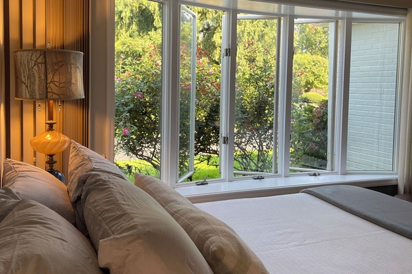 1 dormitori, caixa forta a l'habitació i planxa i posts de planxar