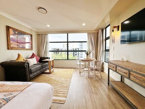 1 bedroom, iron/ironing board, WiFi, bed sheets - **Free parking, balcony, pool and spa** (Auckland)