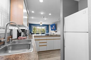 Refrigerador, microondas, placa de cocina, lavavajillas