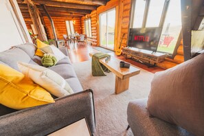 Televisor intel·ligent, llar de foc, llibres i biblioteca musical 