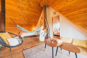 3 chambres, bureau, fer et planche à repasser, lit de bébé portatif