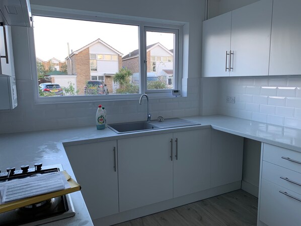 Huis | Privékeuken | Een koelkast, een microgolfoven, een oven, een kookplaat