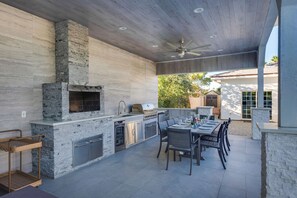 Outdoor dining - Spacious Modern Villa in fantastic Las Vegas with SAUNA+fire pit+pool+spa (Las Vegas)