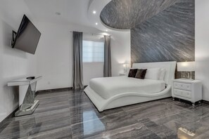 5 bedrooms, iron/ironing board, travel crib, free WiFi - Spacious Modern Villa in fantastic Las Vegas with SAUNA+fire pit+pool+spa (Las Vegas)