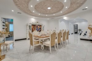 Dining - Spacious Modern Villa in fantastic Las Vegas with SAUNA+fire pit+pool+spa (Las Vegas)