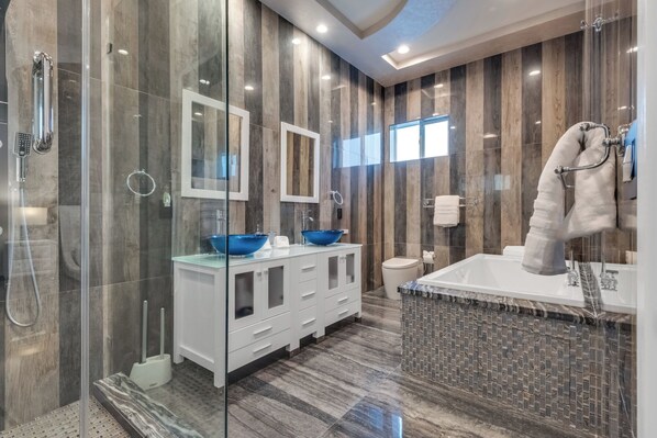 Douche, baignoire à jets, sèche-cheveux, bidet