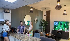 Grand réfrigérateur, micro-ondes, four, lave-vaisselle