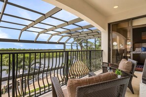 Property grounds - WOW!! Experience Luxury! Gulf Access, Pool & Spa, Kayaks, Dock, Tiki- Villa Waterfront Wonderland (Cape Coral)