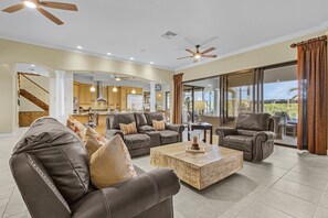 Smart-TV, Kamin, Arbeitsbereiche