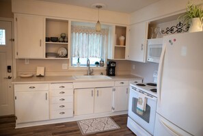 Fridge, microwave, oven, stovetop - Charming 2-bedroom house  comfortable cottage in the country but close to city (Kansas City)