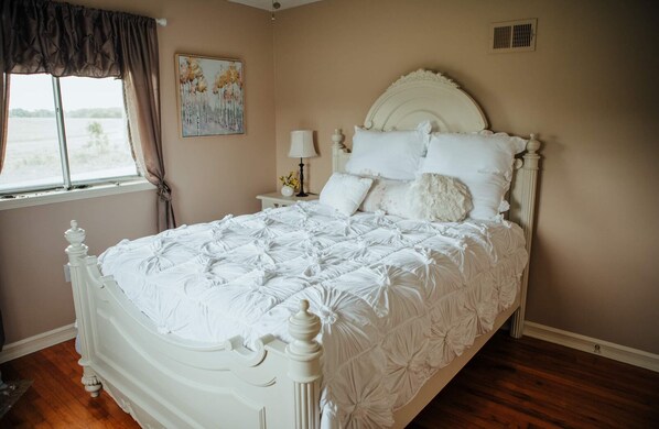 2 chambres, bureau, fer et planche à repasser, lit de bébé portatif