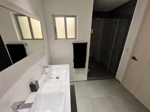 Asciugamani, sapone, shampoo, carta igienica