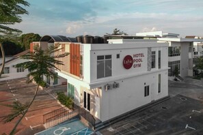 Un hôtel moderne doté d’une piscine sur le toit.