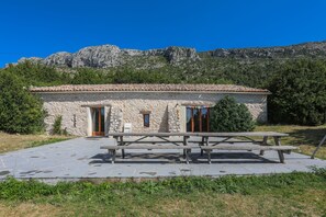 Outdoor dining - Cottage 'Gite Bergerie' with Mountain View, Private Terrace and Wi-Fi (Bargème)