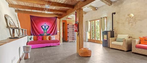 المنشأة من الداخل