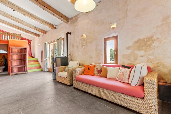 Living area - Cottage 'Gite Bergerie' with Mountain View, Private Terrace and Wi-Fi (Bargème)