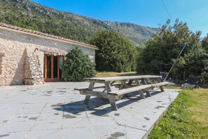 Outdoor dining - Cottage 'Gite Bergerie' with Mountain View, Private Terrace and Wi-Fi (Bargème)