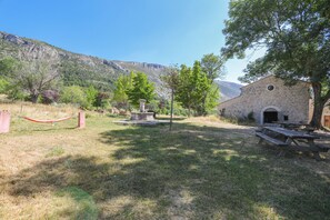 Outdoor dining - Caravan 'Case Africaine' with Mountain View, Shared Terrace and Wi-Fi (Bargème)