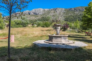 Property grounds - Caravan 'Case Africaine' with Mountain View, Shared Terrace and Wi-Fi (Bargème)