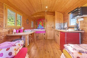 Kühlschrank, Ofen, Herdplatte, Wasserkocher mit Kaffee-/Teezubehör
