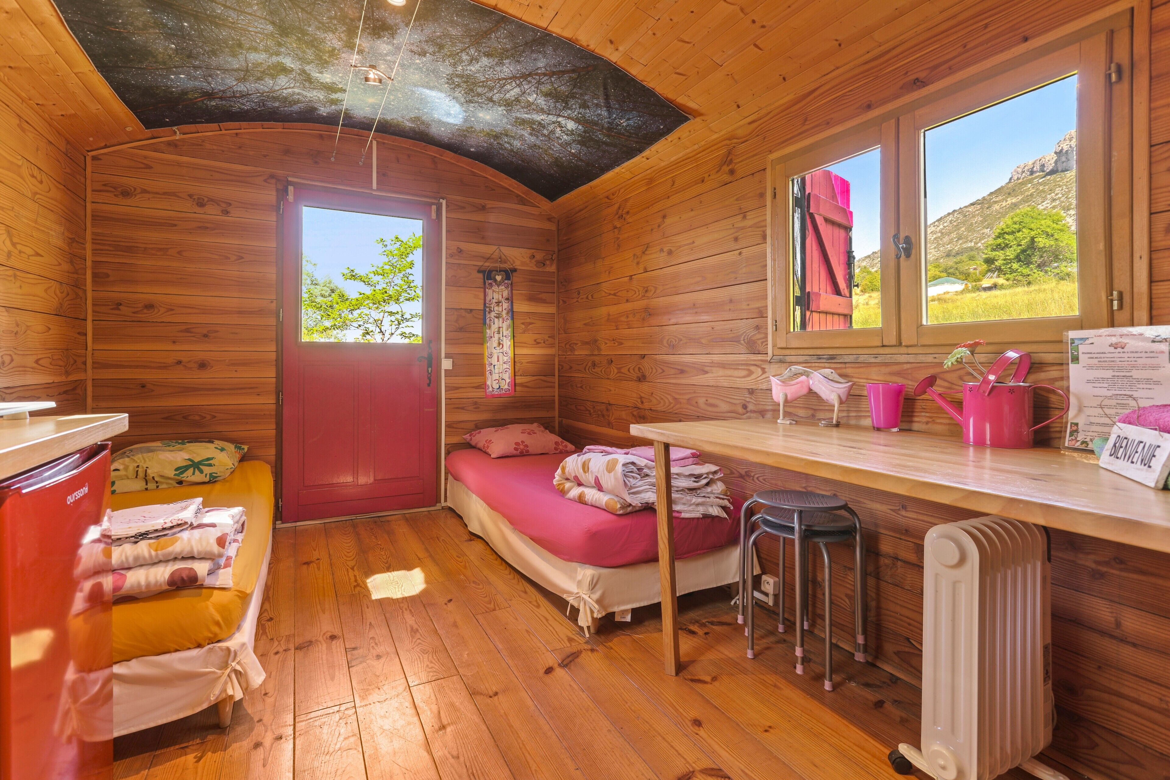 1 slaapkamer, een strijkplank/strijkijzer, beddengoed