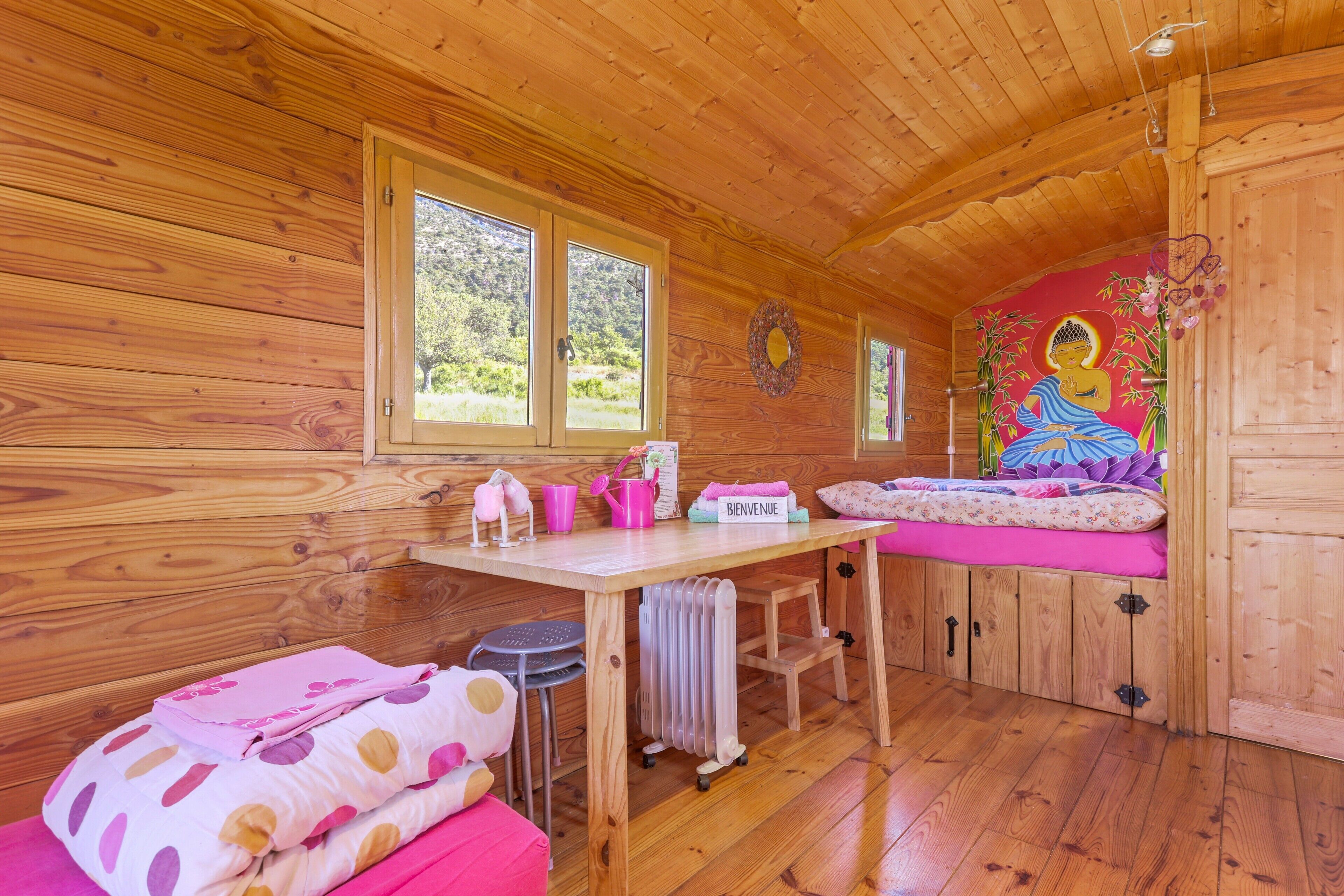 1 habitación, tabla de planchar con plancha y ropa de cama 