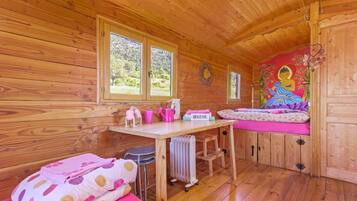 1 habitación, tabla de planchar con plancha y ropa de cama