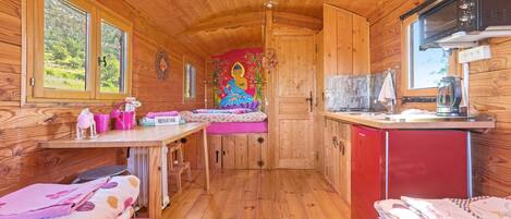 ثلاجة، فرن، موقد طهي مسطح، ماكينة لصنع القهوة/الشاي