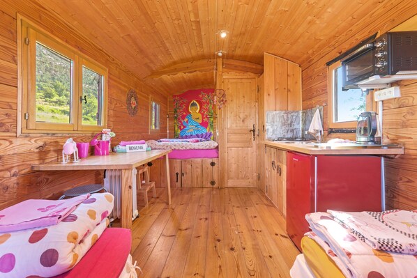 Jääkaappi, uuni, liesi, kahvin-/teenkeitin