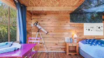 1 bedroom, bed sheets