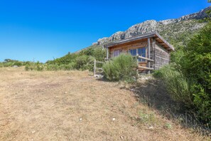 Exterior - Chalet 'Cabane Aux Étoiles' with Mountain View, Private Terrace and Shared Garden (Bargème)