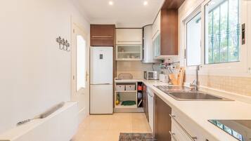 Refrigerador, microondas, horno y parrilla de estufa